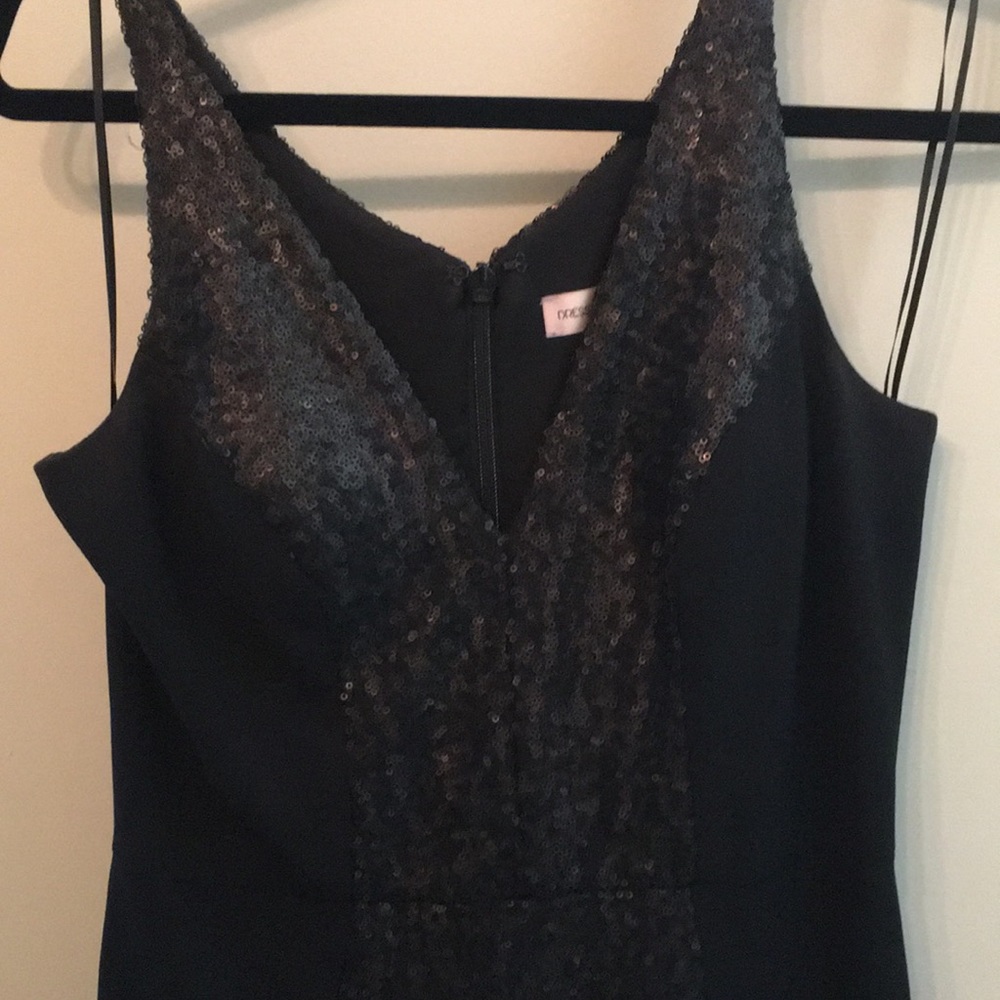 Beautiful sequined mermaid style gown, Zipper back V-neck front